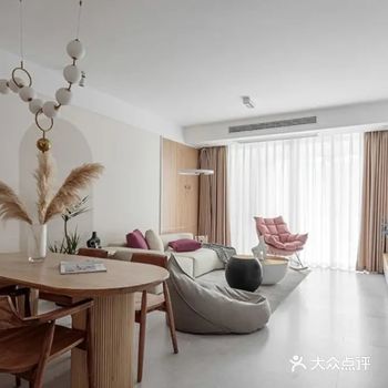 入户即是客餐厅一体化的空间,整体以温柔的大地色为基调