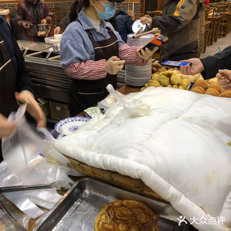 豆腐脑，包子，油饼，糖油饼，麻团