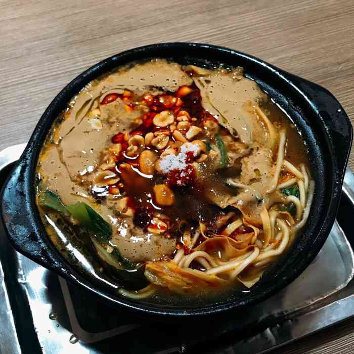 岳氏砂锅麻辣烫安徽板面-"偶尔发现的这家店,离家不远,好像是一对夫.