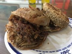 烧饼夹烧牛羊肉-老爆肚满五香烧牛羊肉