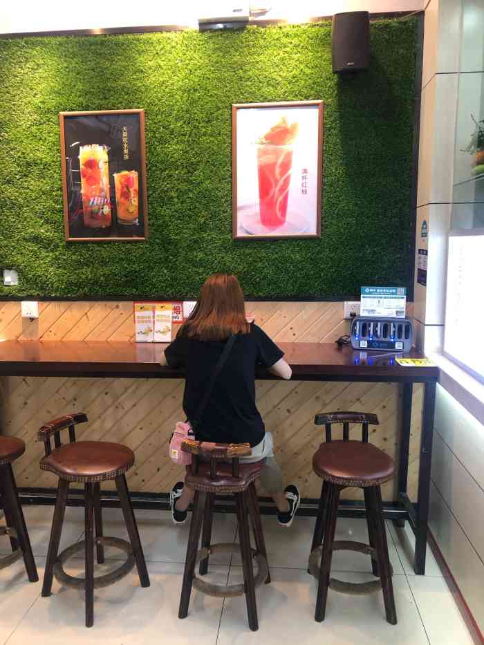 奶茶店 位置在灵山镇绿地广场4楼,准确来说是芋泥波波奶茶 店