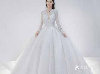 上身精致的蕾丝刺绣，真的像是在诉说一段美丽的邂逅~