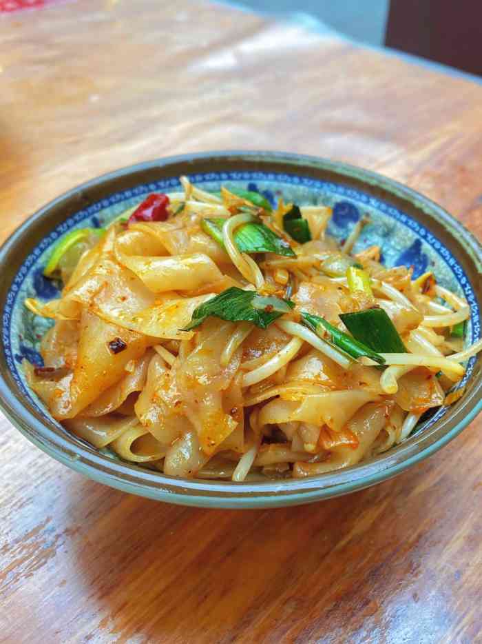 定边何老大酿皮-"就是在街内～里面很多吃的,看到网红点 没.