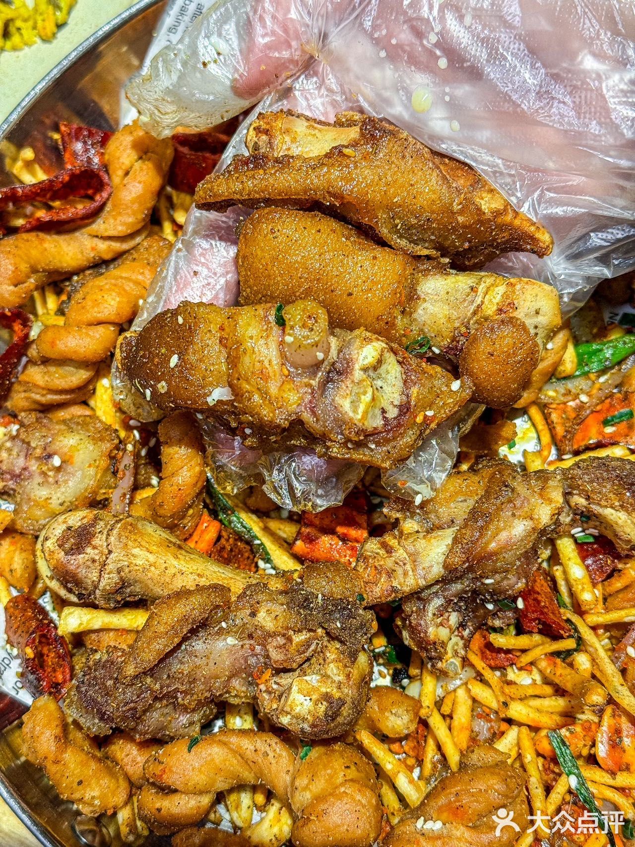 席地而坐啃大闸蟹！在这里吃饭就是舒坦