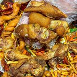 席地而坐啃大闸蟹！在这里吃饭就是舒坦