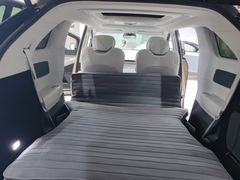 -小鹏汽车(上海静安大融城店)