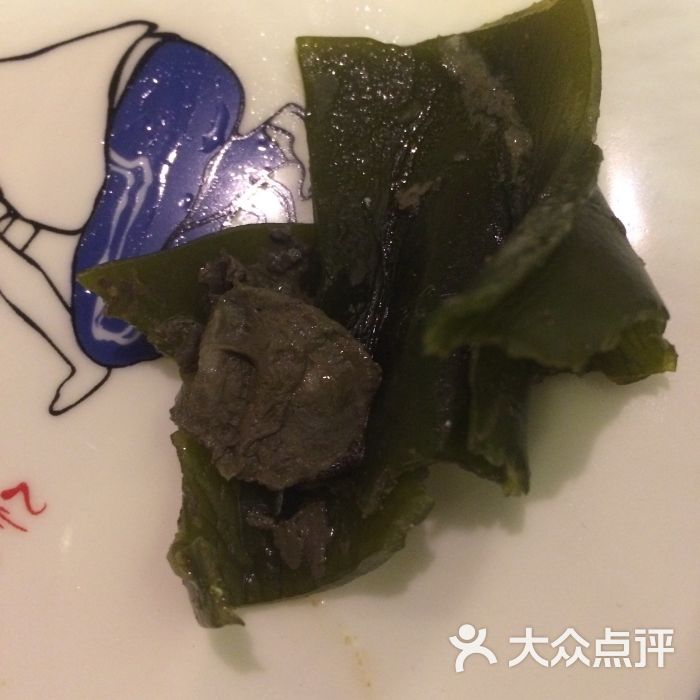 菜没洗干净,海带有一大块泥土!还漏脏水,滴在白衣服上