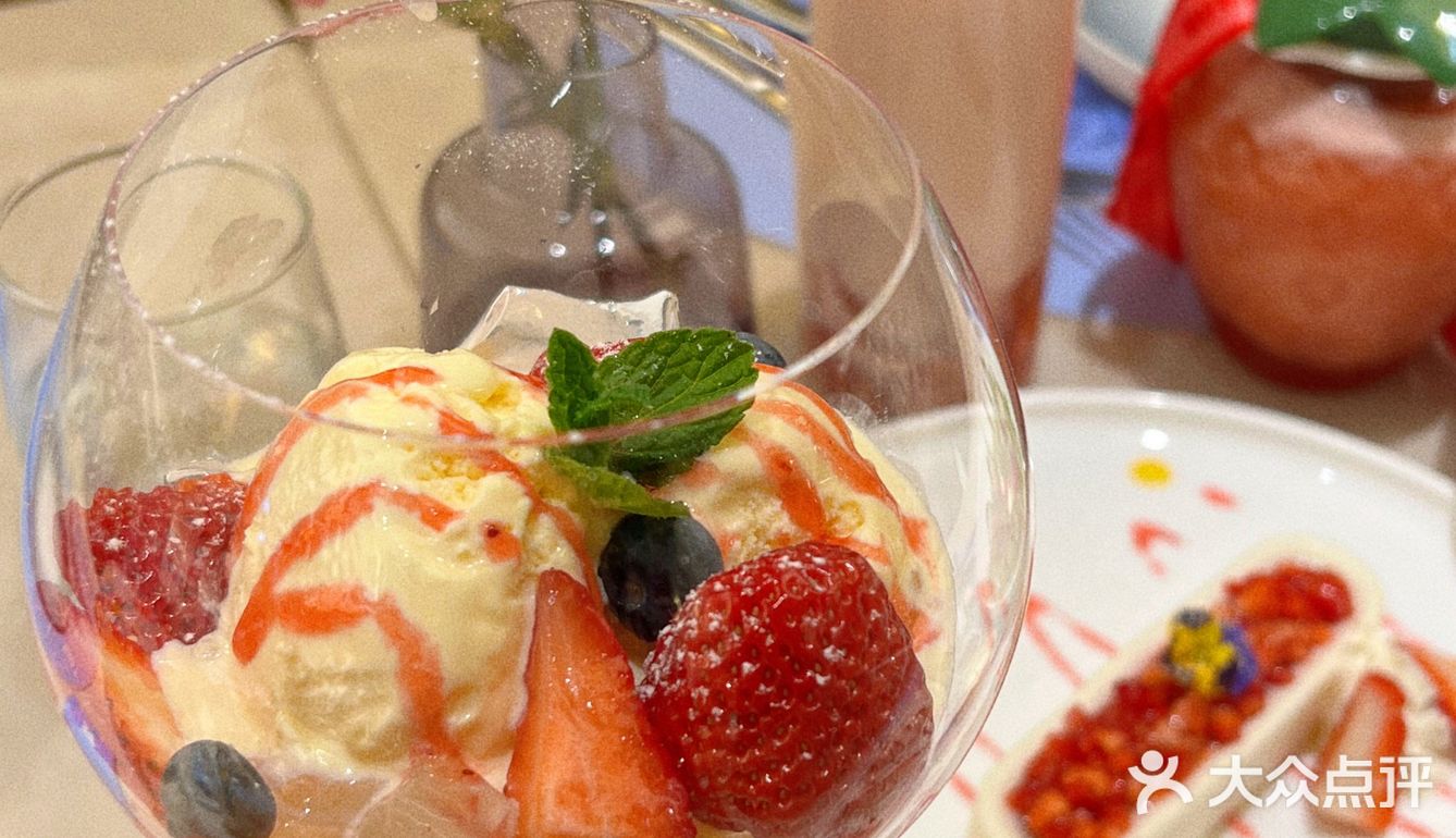 大连首家 |我心中 No.1可爱巨型草莓杯
