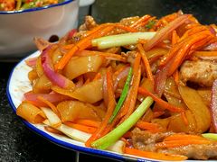 -何妹湿辣牛肉·粤式烧烤砂煲(桂雅路店)