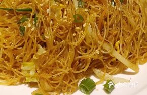 Egg and Vegetable Stir-Fried Rice Noodles