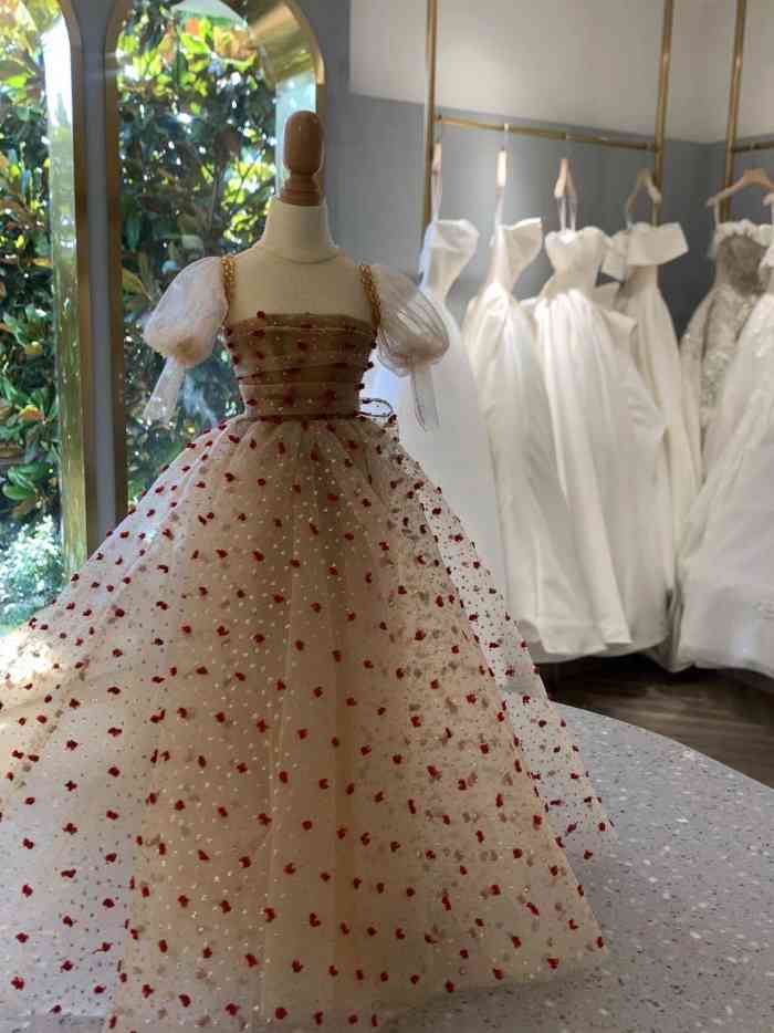 zmbridal赵梦婚纱(青岛旗舰店)-"小肉鸽推荐~相信青岛港上的美女们都