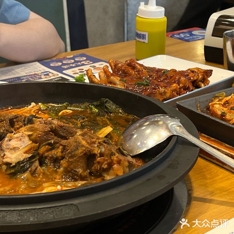 店内的小菜都是免费吃的，还可以续 干白菜脊骨火锅