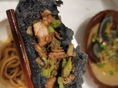 黑猪肉黑金包-李与白包子铺(桐梓林店)