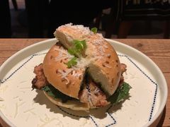 藤椒青酱姜葱鸡腿排贝果三明治-幸邻食堂
