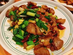 蒜苗小炒肉-云海肴·汽锅鸡·云南菜(天山百盛优客店)