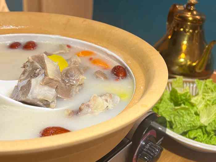 不需要任何复杂的香料,简单的调味,优83的食材,羊肉那叫