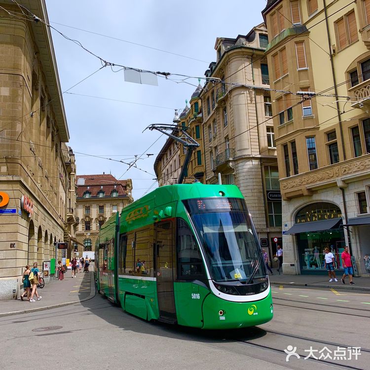 巴塞尔（又称为巴泽尔，德：Basel，法：B氀攀