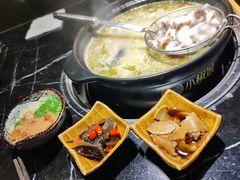女王锅-小椒娘撒椒鱼火锅(三八广场店)