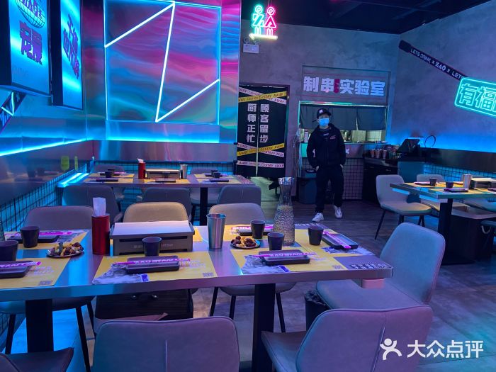 燥次·烧烤酒场(万象城店)大堂图片