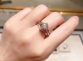 莱绅通灵高端系列“皇家博物馆”外形的郁金香花苞高高托