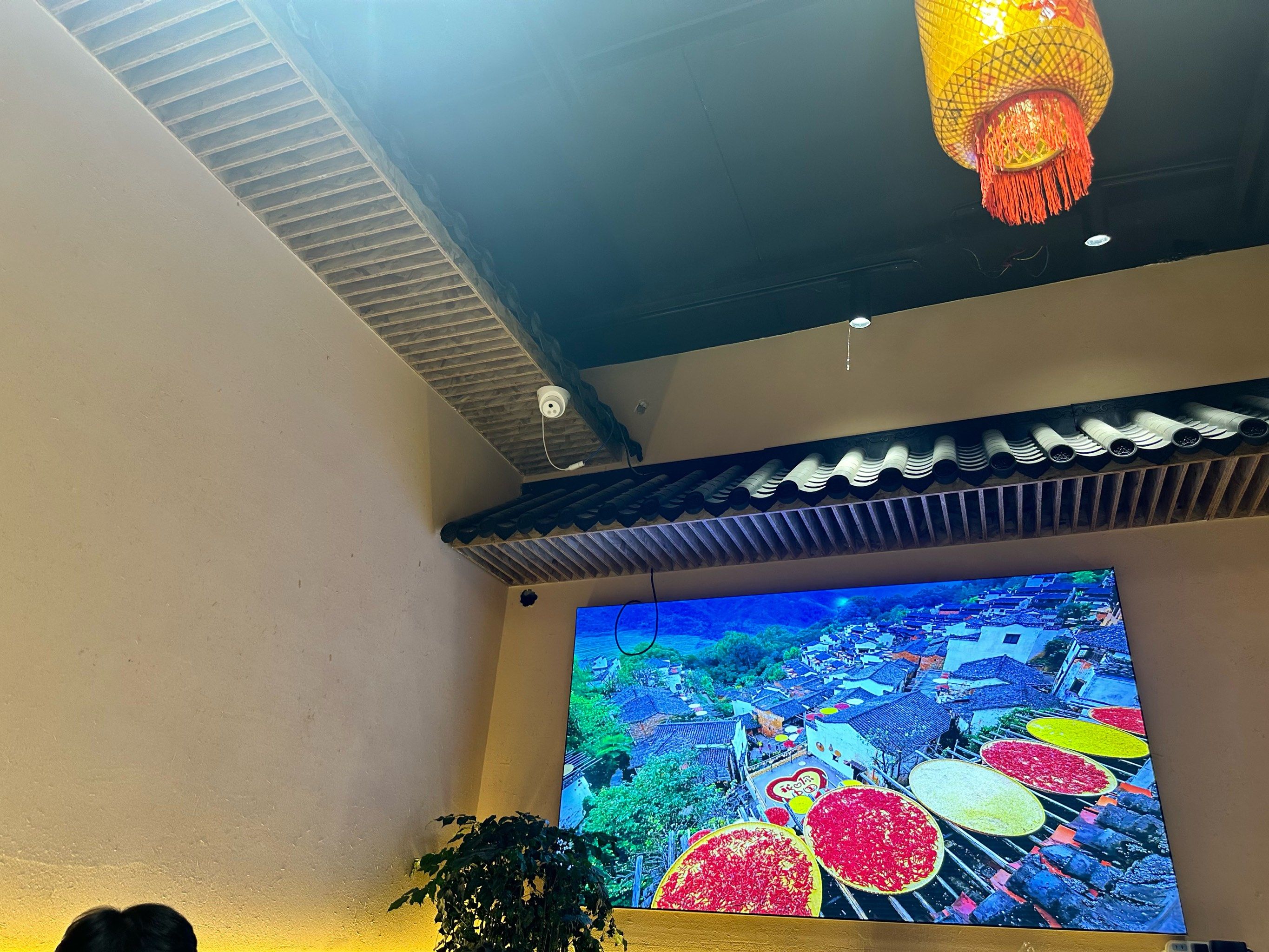 头天晚上住在汤口镇,从网上搜索好吃的地方菜,看网友都推荐南山小馆