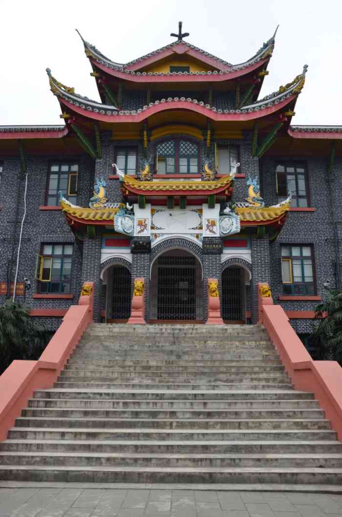 四川大学(望江校区)-"每次最喜欢川大北门的荷花开,很多人在里面.