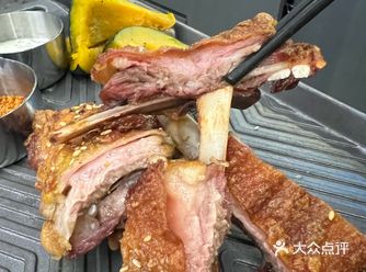在繁忙的虹桥商务圈，我发现了一家专做羊肉的小馆