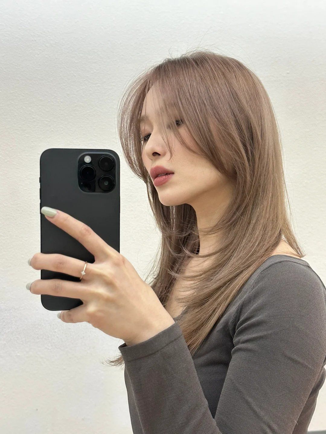 当下最火的韩女高层次发型 搭配浅色看起来甜酷