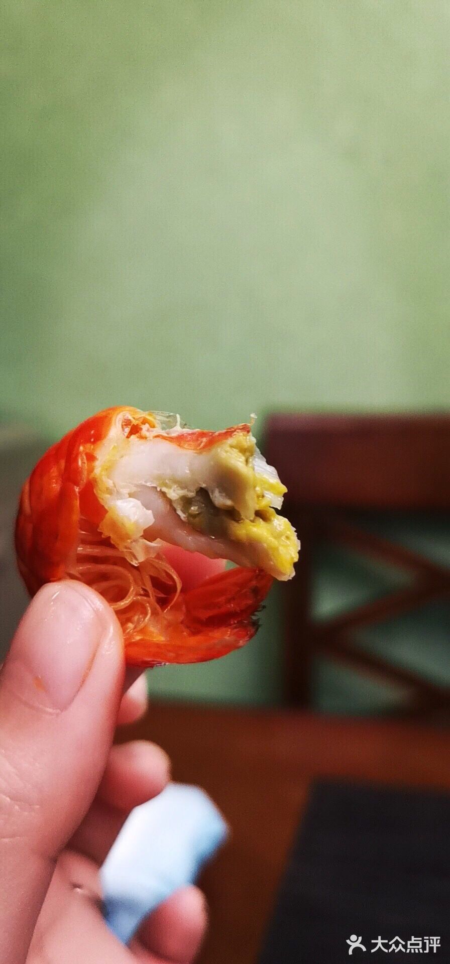 前些天请朋友吃饭，买了了两盒龙虾