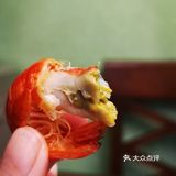 前些天请朋友吃饭，买了了两盒龙虾