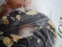 扁桃仁巧克力甜甜圈-多乐之日(西苑龙湖店)