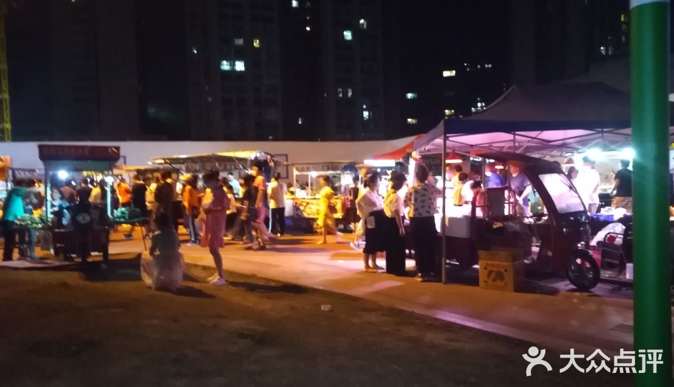 热闹的很，各种小吃美食