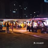 热闹的很，各种小吃美食