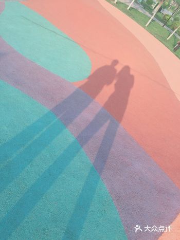 在入口处听到好多大爷大妈打电话说公园开门了