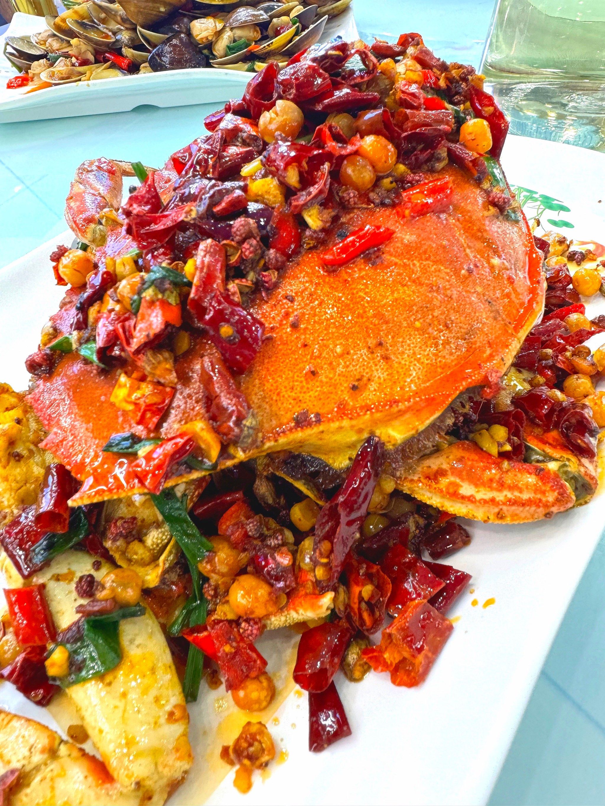 n
特别推荐他们的
#香辣珍宝蟹,蟹肉鲜嫩,香辣可口,每一口都让