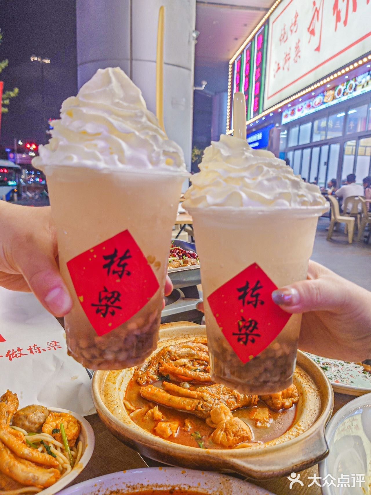 大排档就该摆在马路边上吃！