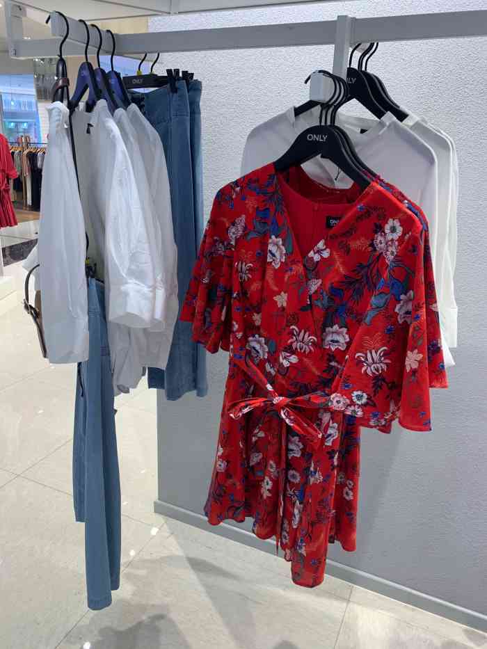 only(圆融购物中心店)-"之所以写评价完全是想夸一夸专柜的小姐姐,.