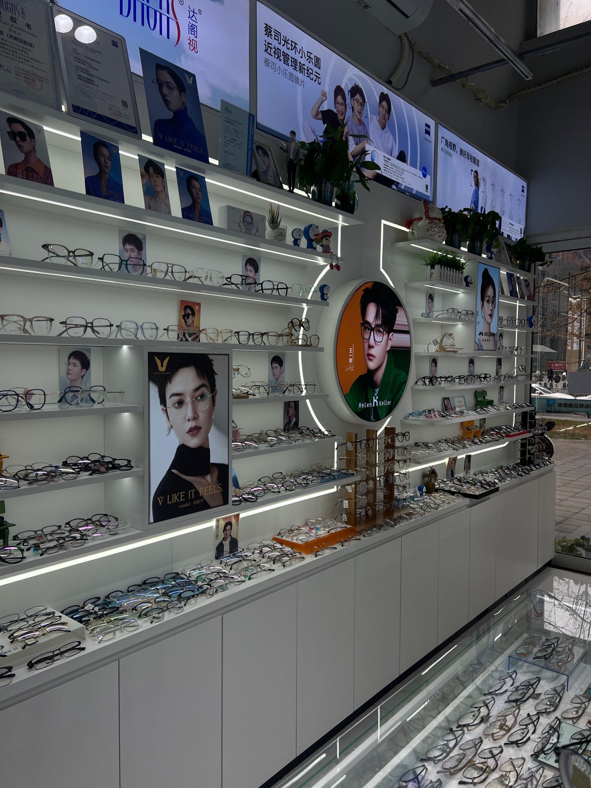 小而精的一家眼镜店