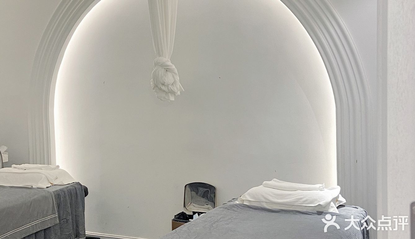 许多女明星的婚甲都是在他家做的 昆明已有很多店面了