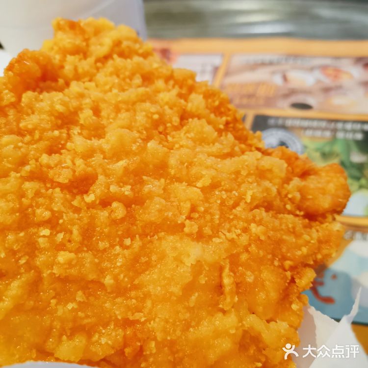 新出的黑黑好巧三角派，单点了一个，最外层是酥皮