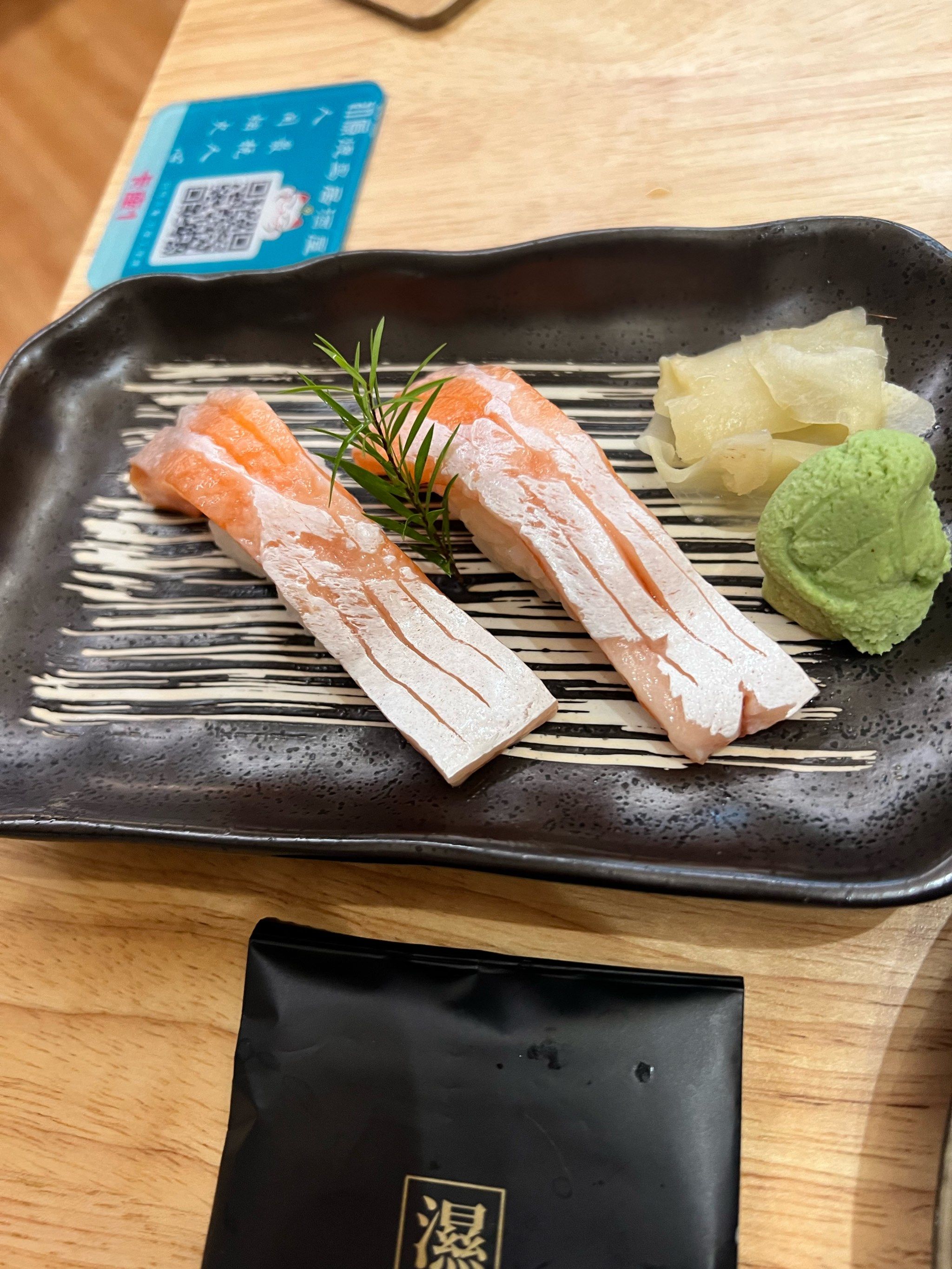 三文鱼腩厚切很香,配啤酒很爽,鸡肾撒了蒜粉很香