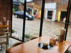 靠窗位-云朵小院·石锅鱼·野生菌餐厅(蒗放店)