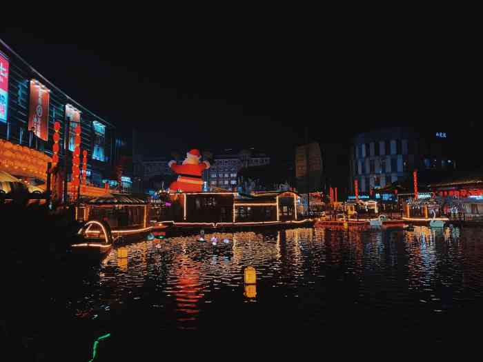 夜昆山·美食不夜城-"73昆山入住的兰博基尼酒店旁有个水上夜市,.