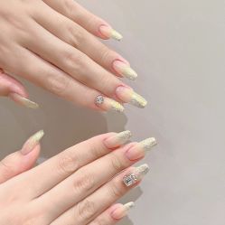 -花岐款式专研健康美甲沙龙