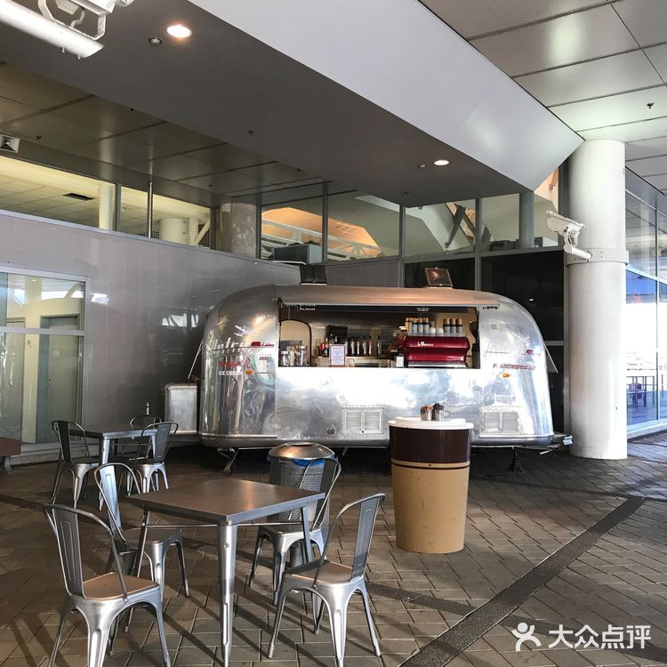 奥克兰国际机场，简介位于新西兰的奥克兰市芒格雷市郊