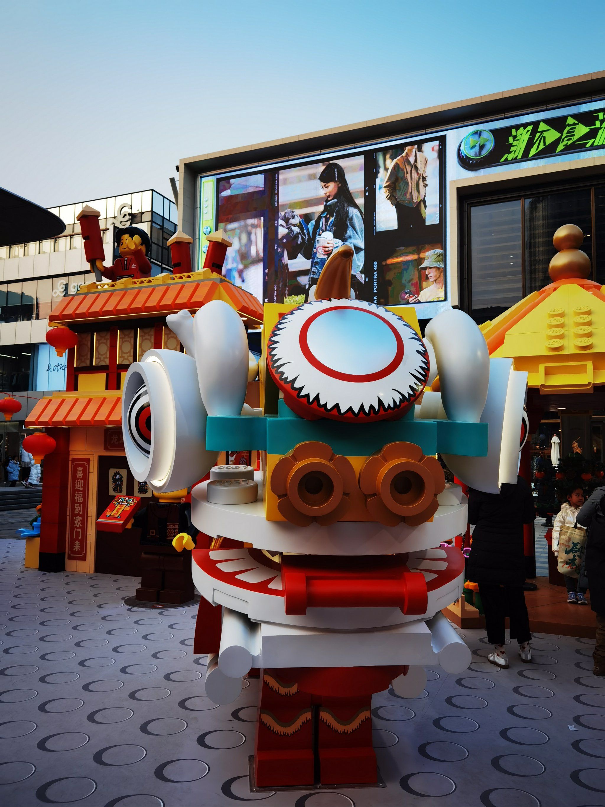 0元玩转这座城 农历龙年还没到,潮人圣地的三里屯早已有龙出没了.