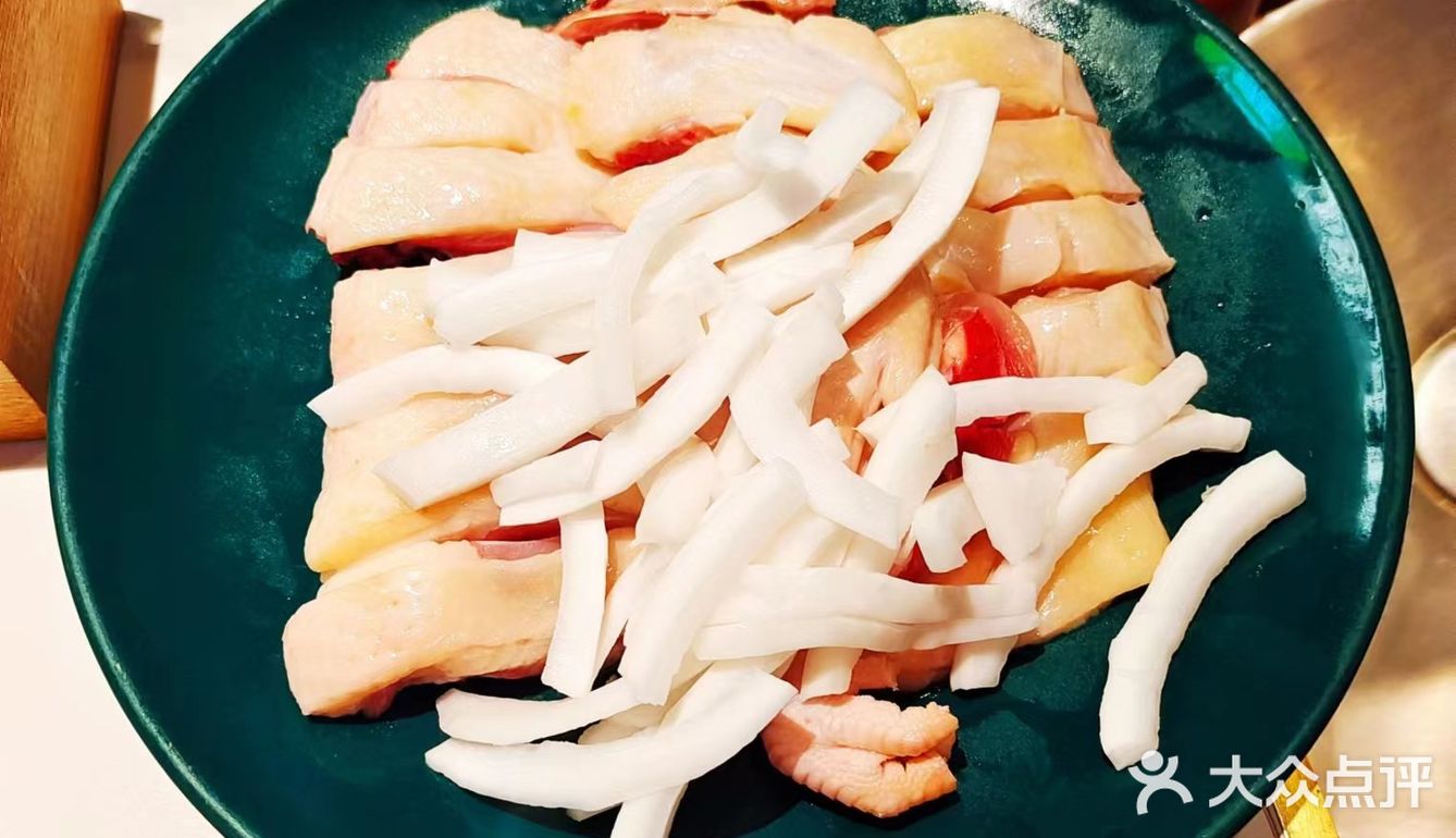 正宗的文昌鸡。汤底清甜，鸡肉嫩滑，入口满满的幸福感