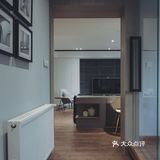 　　原本的一个次卧被拆除，将客厅场域扩展出一部分