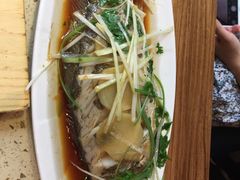 清蒸鲈鱼味鲜、肉嫩，不腻-船梆煮•蒸汽海鲜·炉火烤肉(五四广场店)