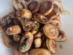 德国香肠炒蘑菇-MONICH牛排融合餐厅(和义大道购物中心店)